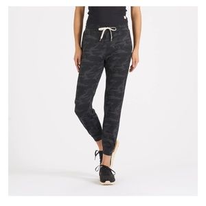 Vuori Women’s Performance Jogger in Black Camo